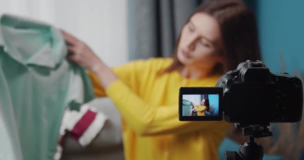 Populaire blogger geeft adviezen over mode op camera — Stockvideo