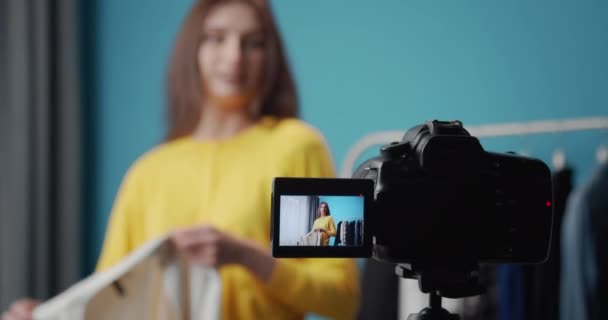 Fashion blogger recording video about clothing — Stock Video