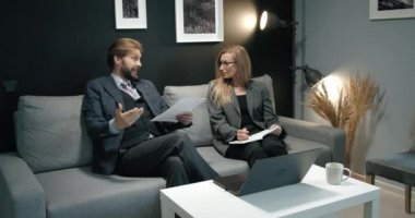 İki meslektaş iş konuşuyorlar.