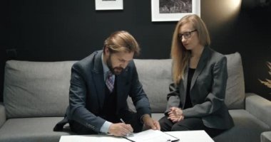 Ofiste iki iş ortağı anlaşma imzalıyor.