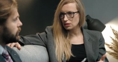 İki iş adamı modern ofiste buluşuyor.