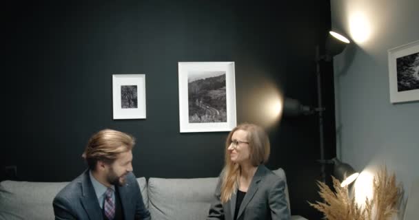 Twee collega 's schudden handen na zakelijke bijeenkomst — Stockvideo