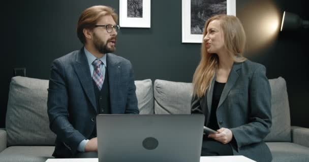 Groep zakenpartners die laptop gebruiken voor werk op kantoor — Stockvideo