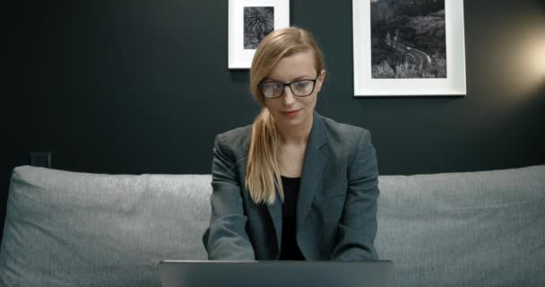 Femme d'affaires confiante qui travaille sur un ordinateur portable au bureau — Video