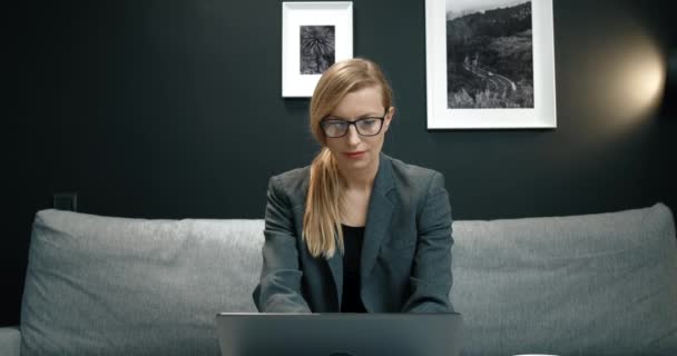 Geconcentreerde dame die laptop gebruikt voor werk op kantoor — Stockvideo