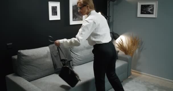 Femme d'affaires fatiguée se reposant sur le canapé après le travail — Video