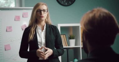 İş kadını ofis ortağıyla proje tartışıyor