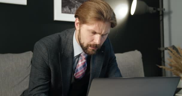 Pessoa de negócios trabalhando no laptop no escritório escuro — Vídeo de Stock