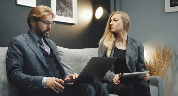 Two business people discussing ideas — Stock Photo, Image