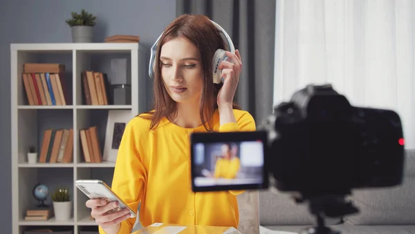 Vlogger hembra probando auriculares inalámbricos —  Fotos de Stock