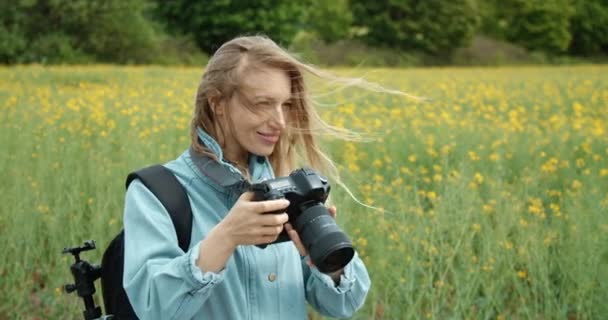 Mujer bonita tomando fotos de hermosa naturaleza alrededor — Vídeo de stock