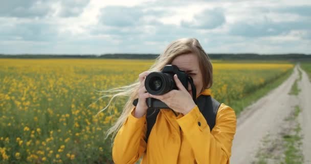 Női fotós fotózás tavaszi természet — Stock videók