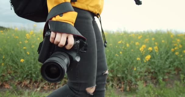 Close up de fotógrafa feminina carregando na câmera ao ar livre — Vídeo de Stock