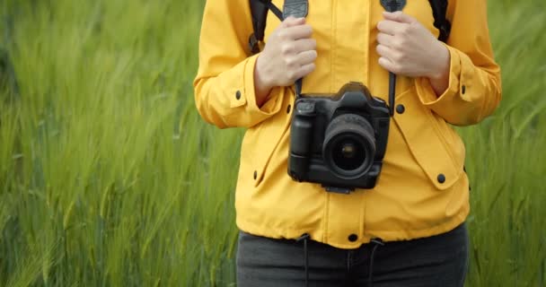 Close up of professional digital camera on female neck — Stock Video