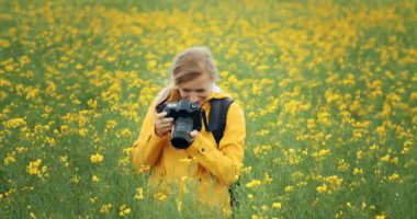 Kadın fotoğrafçı güzel doğa çekimleri yapıyor.