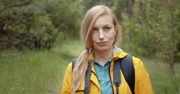 Femme utilisant un appareil photo numérique pour prendre une photo de la forêt printanière — Video