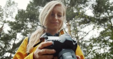 Çekilen resimlere bakan kadının düşük açılı görüntüsü