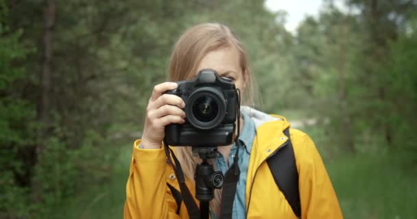 Gros plan de la femme utilisant un trépied pour prendre des photos de la forêt — Video