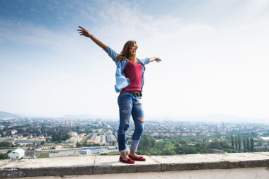 Eller yayılan ve özgürlük zevk genç kız