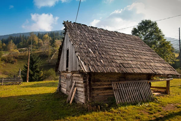 Старый заброшенный деревянный дом в горах — стоковое фото