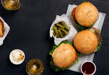 Turşu, ketçap, mayonez, patates kızartması ve li farklı burger