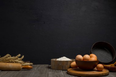 Un ve yumurta koyu arka plan üzerinde ahşap bir masa üzerinde