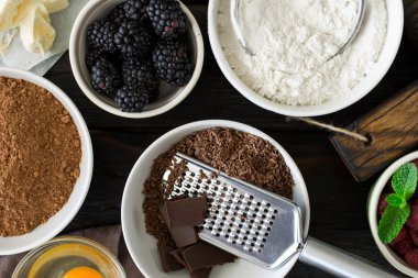 Çikolata tatlı maddeler koyu ahşap masa üzerinde pişirme