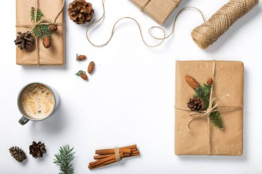 Dekorasyon ve beyaz arka plan üzerinde el yapımı Hediyelik ile kare