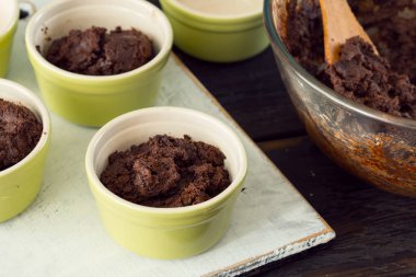 Yemek pişirme içinde çikolata tatlı yemek pişirmek için hamur