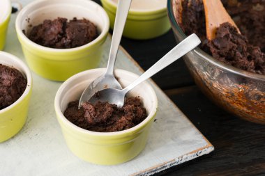 Pişirme çanağı içinde çikolata tatlı yemek pişirmek için hamur yakın çekim