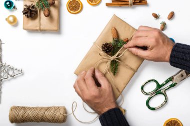 Adam Noel hediyesi beyaz bir arka plan üzerinde hazırlanıyor