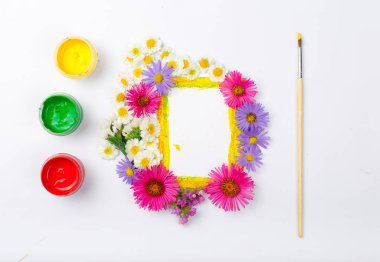 Fırça ve boya ile kır çiçekleri boş çerçeve