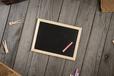 Kara tahta ahşap masa üzerinde renkli mangası ile