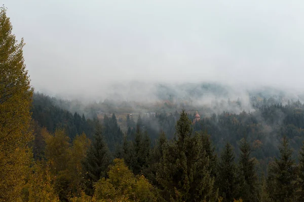 Bela paisagem montanhosa no outono tempo nublado — Fotografia de Stock