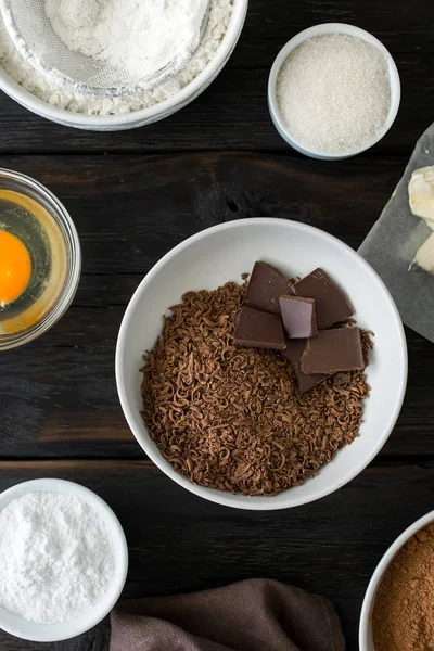 Ingredientes alimentarios para cocinar postre de chocolate en backgro de madera — Foto de Stock