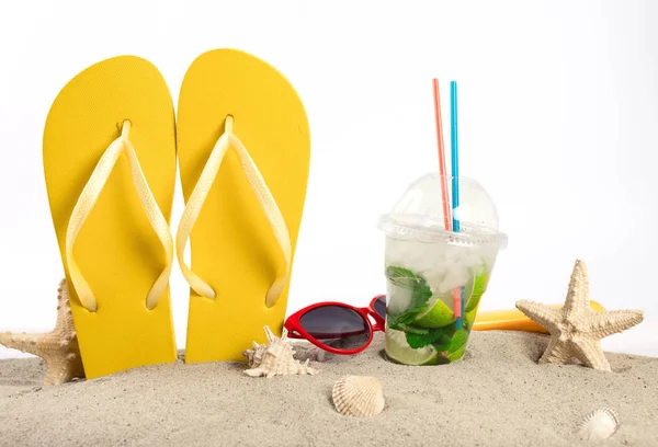 Letní koktejl s dodávkami beach v písku — Stock fotografie