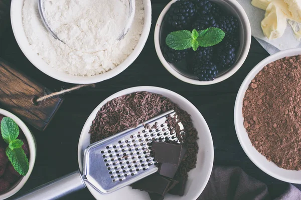 Выпечка шоколадных десертов — стоковое фото