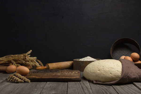 Teig mit Zutaten zum Kochen von Teig auf Holztisch — Stockfoto