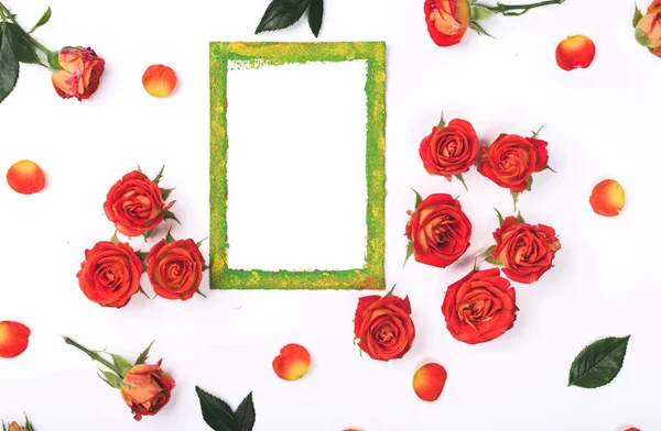 Порожня листівка з красивими червоними трояндами на білому тлі — стокове фото