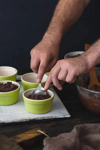 Homem cozinhar uma sobremesa de chocolate na cozinha — Fotografia de Stock