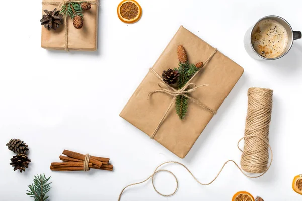 Weihnachten Hintergrund mit Geschenk handgemacht auf weißem Hintergrund — Stockfoto