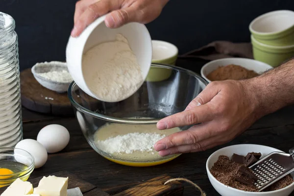 Шеф-повар смешивает продукты питания для приготовления шоколадного десерта — стоковое фото