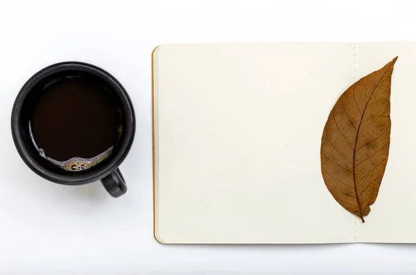 Open Kladblok met een Herfstblad en kopje koffie. — Stockfoto