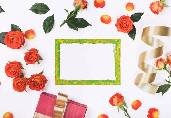 Tarjeta en blanco con rosas rojas, caja de regalo y cinta dorada — Foto de Stock