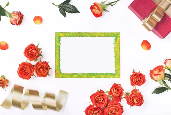 Tarjeta en blanco con rosas rojas y regalo rojo — Foto de Stock