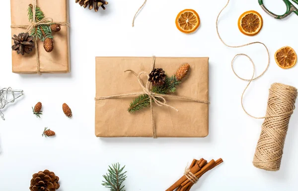 Jul bakgrund med dekorationer och närvarande handgjorda WH — Stockfoto