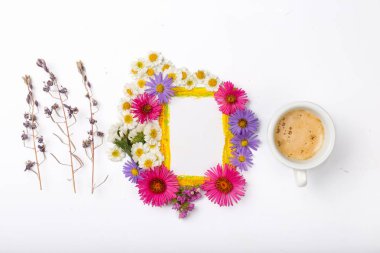 Kahve ile farklı kır çiçekleri çerçevesinden