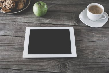 Beyaz tablet ile ev işyeri boş perde