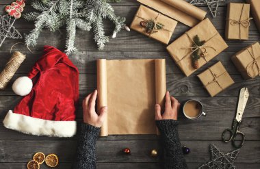 Noel ile ahşap tabloda boş kağıt tutan adam sunar