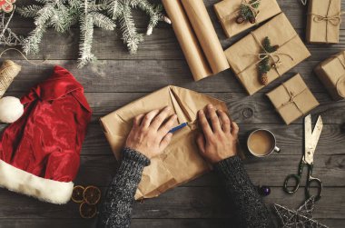 Adam sarar Noel hediyesi ahşap masa